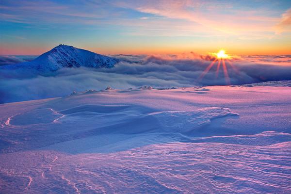 Sunrise on the mountains (106_1_004)
